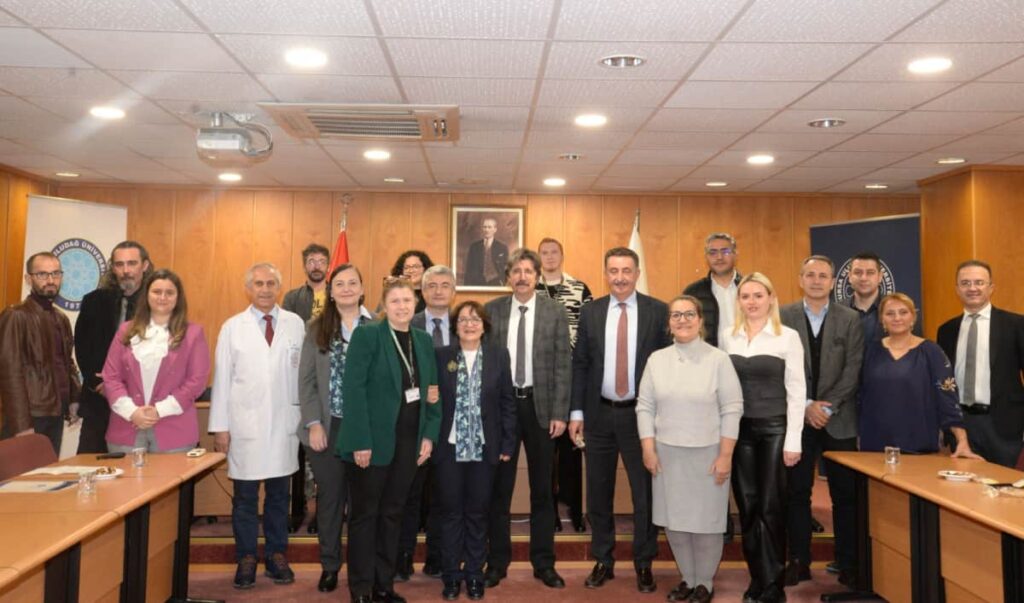 Tıp Fakültesi'nde TÜBİTAK 1001 Projesi Sunumu
Bursa Uludağ Üniversitesi (BUÜ) Tıp Fakültesi Tıbbi Genetik Ana Bilim Dalı Başkanı ve Sağlık
Bilimleri Enstitüsü Translasyonel Tıp Anabilim Dalı Kurucu Başkanı Prof. Dr. Şehime Gülsün Temel,
yürütücülüğünü yaptığı "Retinitis Pigmentoza ile İlişkilendirilen Bir Protein Fosfatazın
Siliyogenezdeki Rolünün Araştırılması" başlıklı TÜBİTAK 1001 projesi hakkında üniversite yönetimi,
öğretim üyeleri ve öğrencilere sunum yaptı. 