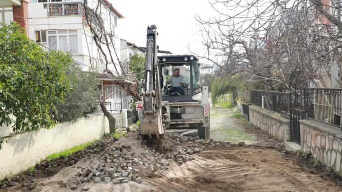 Burhaniye Belediyesi Fen İşleri Müdürlüğü ekipleri, ilçe genelinde kapsamlı yol yenileme çalışmalarına başladı. Bu kapsamda 7 Ocak 2025 tarihinde gerçekleştirilen 80.000 metrekare malzemeli parke taş yol yapım ihalesinin sonuçlanmasının ardından, Burhaniye Belediyesi Fen İşleri Müdürlüğü ekipleri sahada çalışmalara başladı.