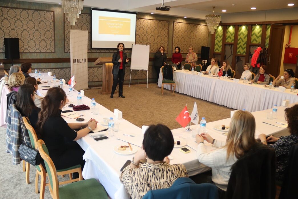 Bursa İş Kadınları ve Yöneticileri Derneği’nin (BUİKAD) bu sene 17.’sini gerçekleştireceği “Noktalama Projesi” öncesi, BUİKAD’ın gönüllü üyelerinin katılımıyla koçluk eğitimi yapıldı.