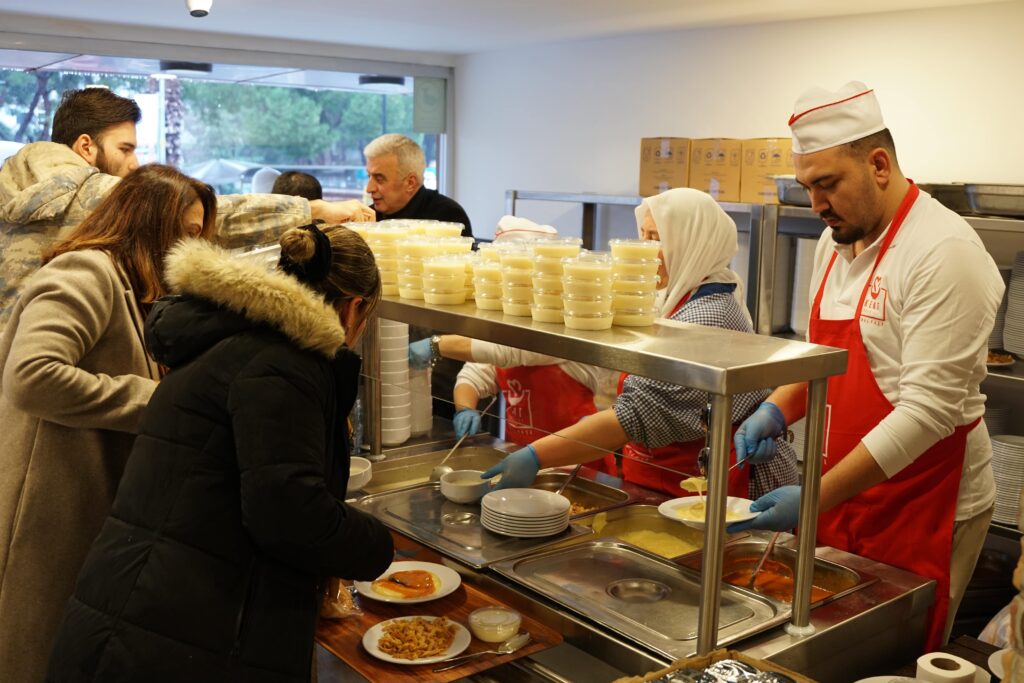 Kemalpaşa Belediyesi tarafından hayata geçirilen Kent Lokantası, vatandaşlar tarafından yoğun ilgi görüyor