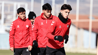 Trendyol Süper Lig'in 22. hafta maçında yarın deplasmanda İkas Eyüpspor ile karşılaşacak olan Net Global Sivasspor'umuz, mücadelenin hazırlıklarını tamamladı. Teknik Direktörümüz Ömer Erdoğan yönetiminde kulüp tesislerimizde gerçekleştirilen antrenman, ısınma hareketleriyle başladı. Futbolcularımız, 5'e 2 pas çalışmasıyla devam eden idmanın son bölümünde taktik çalışmalar yaptı. Hazırlıklarını tamamlayan takımımız, bugün İstanbul'a giderek kampa girecek. İkas Eyüpspor ile Net Global Sivasspor'umuz, yarın saat 20.00'de Recep Tayyip Erdoğan Stadyumu'nda karşılaşacak.