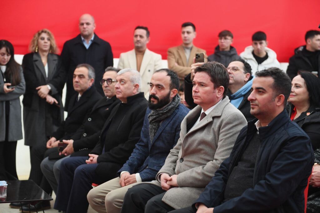 Osmangazi Belediyesi’nin sömestr tatili boyunca 2 mahallede kuracağı Çadır Sanat Merkezi ve Kütüphanesi’nde 7’den 70’e herkese eğlenerek güzel vakit geçirecek. Yunuseli Pazar Alanı’nda kurulan Çadır Kültür Sanat Merkezi ve Kütüphanesi’nin açılışını Osmangazi Belediye Başkanı Erkan Aydın düzenlenen törenle gerçekleştirdi.