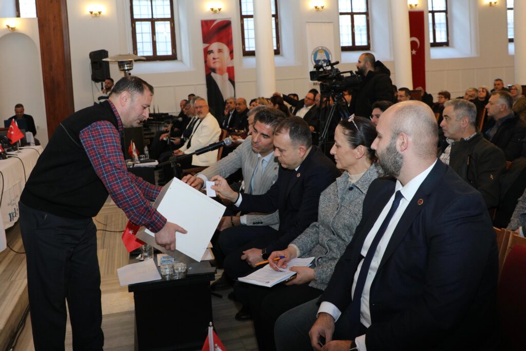 Mudanya Belediyesi Meclisi yeni yılın ilk toplantısında Güzelyalı Kapalı Pazar Yeri’ne Mudanya’ya yıllarca hizmet eden esnafın efsane başkanı Emir Ali Usta’nın isminin verilmesini oybirliğiyle kabul etti.