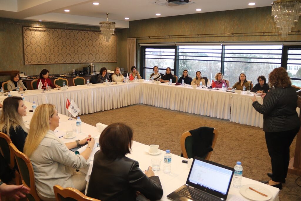 Bursa İş Kadınları ve Yöneticileri Derneği’nin (BUİKAD) bu sene 17.’sini gerçekleştireceği “Noktalama Projesi” öncesi, BUİKAD’ın gönüllü üyelerinin katılımıyla koçluk eğitimi yapıldı.