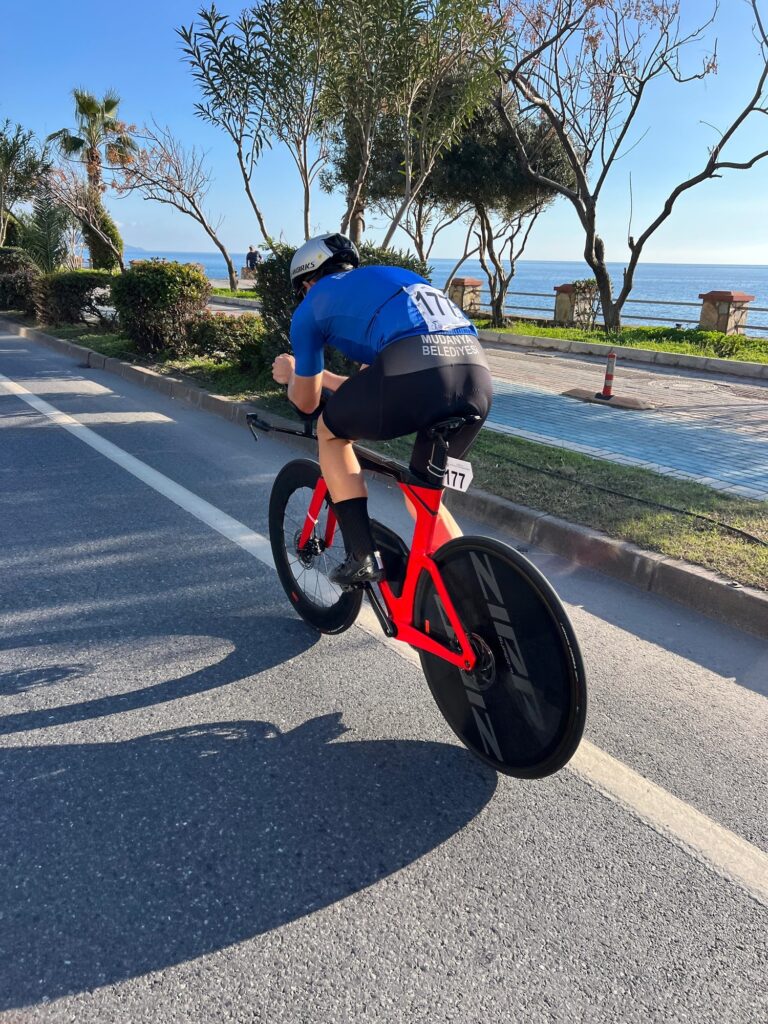 Antalya’nın Alanya ilçesinde gerçekleştirilen Türkiye Bisiklet Kupası yarışlarına katılan Mudanya Belediyesi sporcuları Gökhan Uzuntaş ve Muhammed Yıldız üç günde dört madalya kazanarak Mudanya’ya gurur yaşattı.
