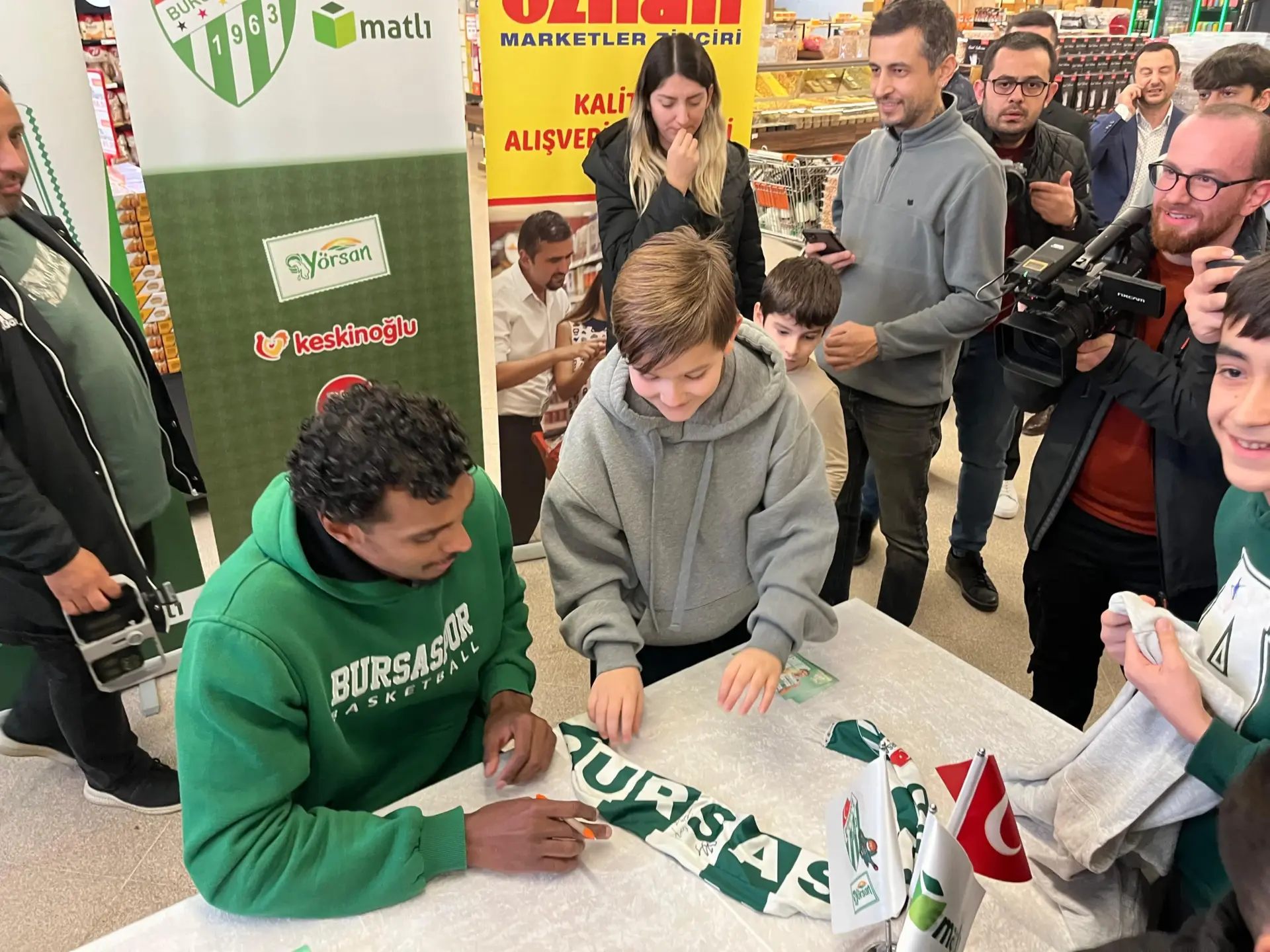 Bursaspor Yörsan oyuncularından David Mutaf, Dante Grentım ve kaptan Ömer Utku Al, Basketbol severler ile bir araya geldi.