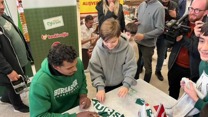 Bursaspor Yörsan oyuncularından David Mutaf, Dante Grentım ve kaptan Ömer Utku Al, Basketbol severler ile bir araya geldi.