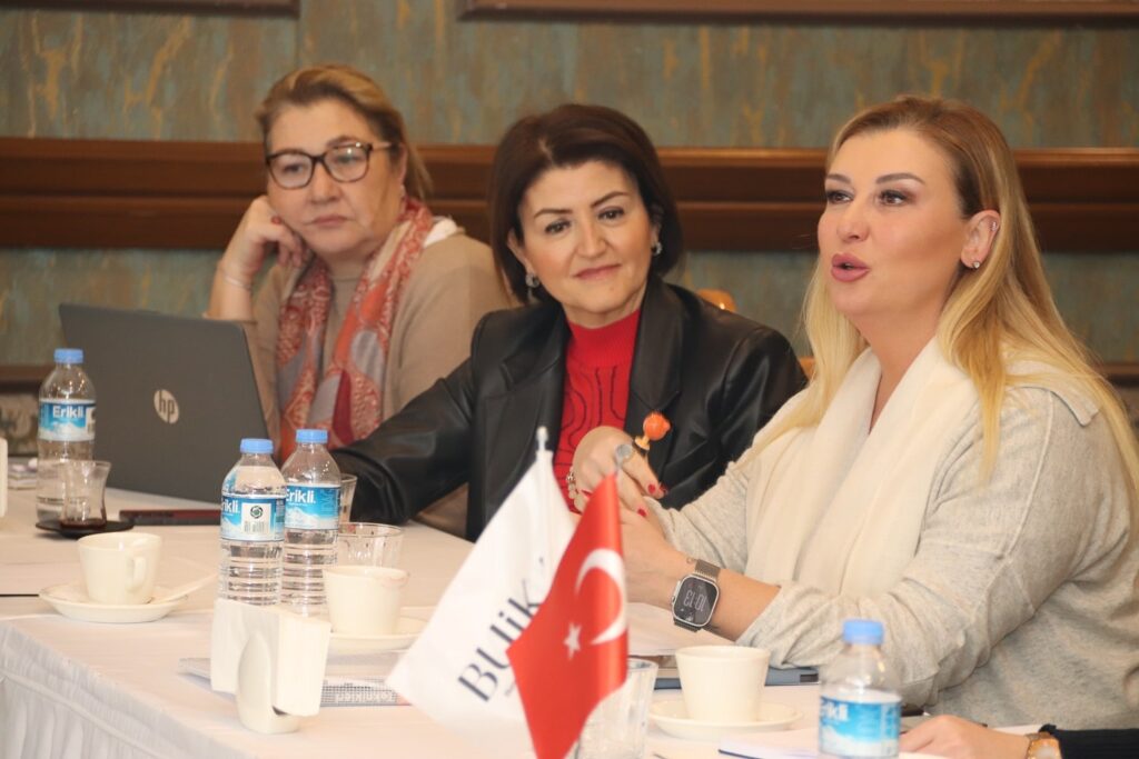 Bursa İş Kadınları ve Yöneticileri Derneği’nin (BUİKAD) bu sene 17.’sini gerçekleştireceği “Noktalama Projesi” öncesi, BUİKAD’ın gönüllü üyelerinin katılımıyla koçluk eğitimi yapıldı.