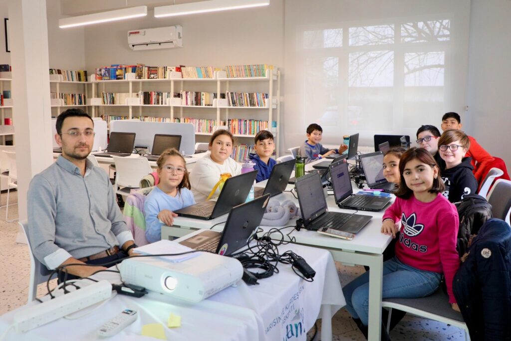 Mudanya Belediyesi, geleceğin dili olarak adlandırılan Robotik Kodlama Atölyeleri ile çocukları geleceğe hazırlıyor. Yoğun ilgi gören atölyelerde çocuklar, kodlamanın temel dilini öğrenirken yaratıcı dünyalarını geliştiriyor, takım çalışmasını öğreniyor.