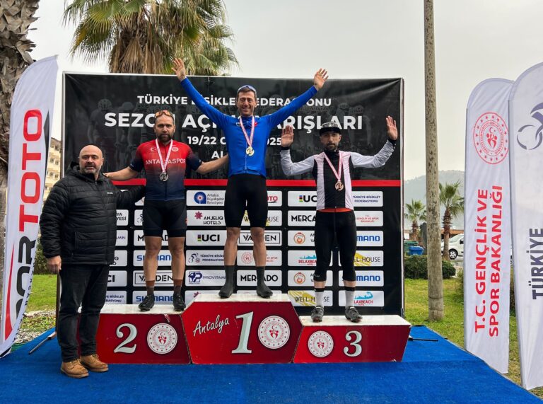 Antalya’nın Alanya ilçesinde gerçekleştirilen Türkiye Bisiklet Kupası yarışlarına katılan Mudanya Belediyesi sporcuları Gökhan Uzuntaş ve Muhammed Yıldız üç günde dört madalya kazanarak Mudanya’ya gurur yaşattı.