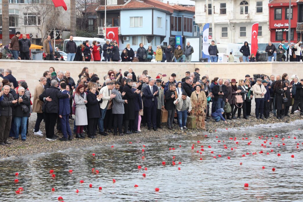 Zorunlu Nüfus Mübadelesi’nin 102. yıl dönümünde mübadiller ve göç yollarında yaşamını yitirenler Mudanya’da denize karanfiller bırakılarak anıldı. Mudanya Belediye Başkanı Deniz Dalgıç, “Acılarımız da bizim kültürel mirasımızdır, unutmamamız lazım” diyerek, mübadil kültürünün yaşatılmasının önemini vurguladı. 