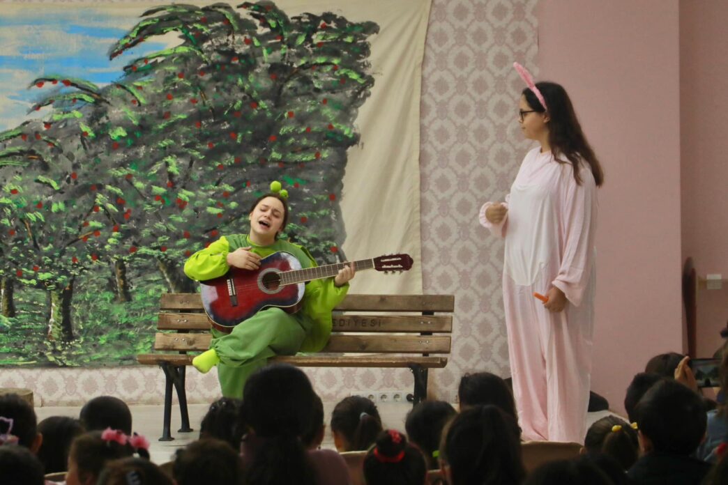 Burhaniye Belediyesi Kent Tiyatrosu (BBKT), sanatın her kesime ulaşması hedefiyle sahnelediği oyunlarla fark yaratmaya devam ediyor. Yönetmenliğini Ender Kurt'un üstelendiği, çocuklara yönelik “Kahraman Ağustos Böceği” adlı tiyatro oyunu, Cumhuriyet Mahallesi’nde izleyicilerle buluştu. 