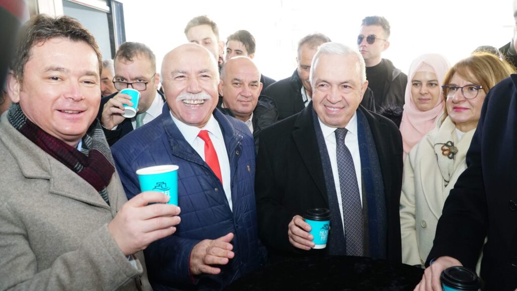 Nilüfer Belediyesi, kent sakinlerinin yaşam kalitesini artırmaya yönelik yatırımlarına bir yenisini daha ekledi. Ahmet Yesevi Mahallesi’nde, yapımı 5 ay gibi kısa bir sürede tamamlanan Zümrüt Çocuk, Oyun ve Dinlenme Parkı ve parkın hemen yanında yer alan ikinci Nilbel Kafe, düzenlenen törenle hizmete açıldı. 