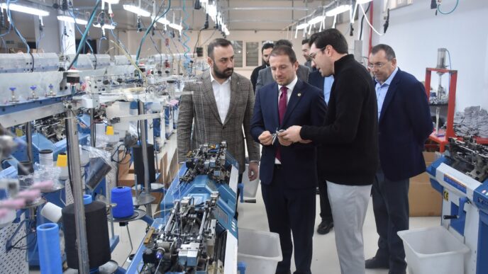 AK Parti Bursa Milletvekili ve TBMM Plan Bütçe Komisyonu Üyesi Ahmet Kılıç beraberinde AK Parti Nilüfer İlçe Başkanı Furkan Alparslan ve ilçe yöneticileri ile birlikte Bursa Deri İhtisas ve Karma OSB (Bursa DİKOSAB) yönetimini ziyaret etti.