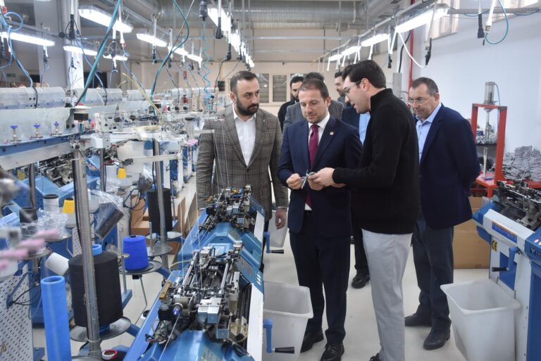 AK Parti Bursa Milletvekili ve TBMM Plan Bütçe Komisyonu Üyesi Ahmet Kılıç beraberinde AK Parti Nilüfer İlçe Başkanı Furkan Alparslan ve ilçe yöneticileri ile birlikte Bursa Deri İhtisas ve Karma OSB (Bursa DİKOSAB) yönetimini ziyaret etti.