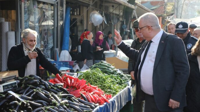 Edremit merkezde ilçenin en büyük halk pazarını ziyaret eden Edremit Belediye Başkanı Mehmet Ertaş esnafla buluştu, hayırlı işler diledi.