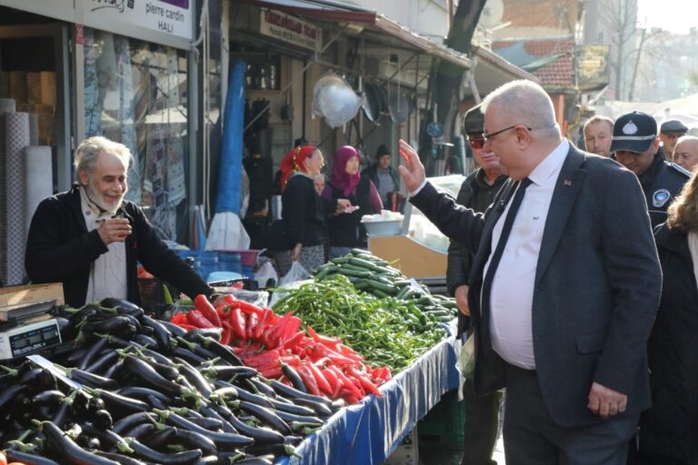 Edremit merkezde ilçenin en büyük halk pazarını ziyaret eden Edremit Belediye Başkanı Mehmet Ertaş esnafla buluştu, hayırlı işler diledi.