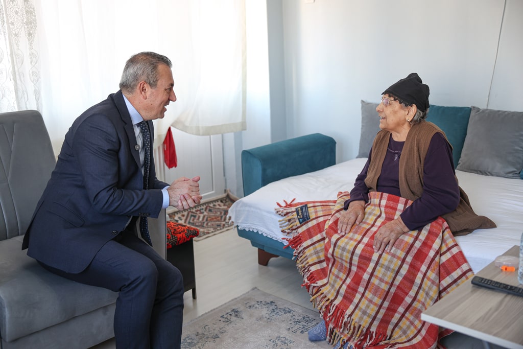 Sosyal yardım projelerine bir yenisini daha ekleyen Sivas Belediyesi, kentteki dar gelirli emekliler için aylık 2 bin TL nakit destek ödemelerine başladı.