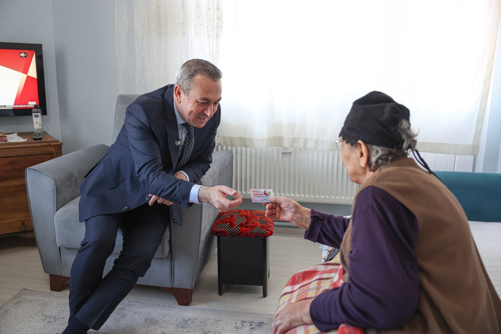 Sosyal yardım projelerine bir yenisini daha ekleyen Sivas Belediyesi, kentteki dar gelirli emekliler için aylık 2 bin TL nakit destek ödemelerine başladı.