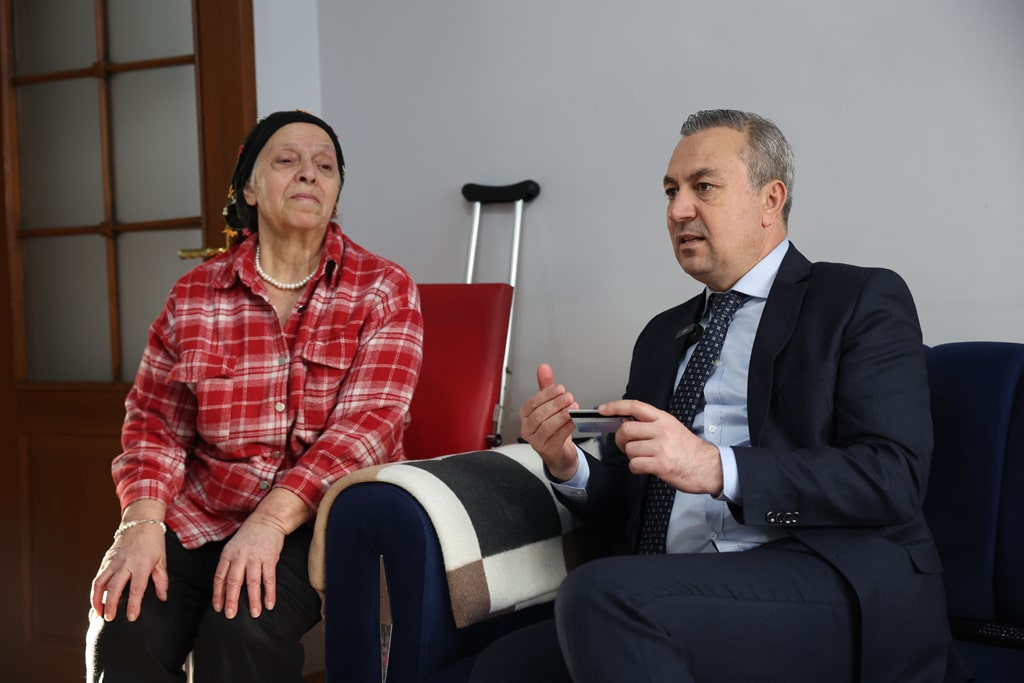 Sosyal yardım projelerine bir yenisini daha ekleyen Sivas Belediyesi, kentteki dar gelirli emekliler için aylık 2 bin TL nakit destek ödemelerine başladı.