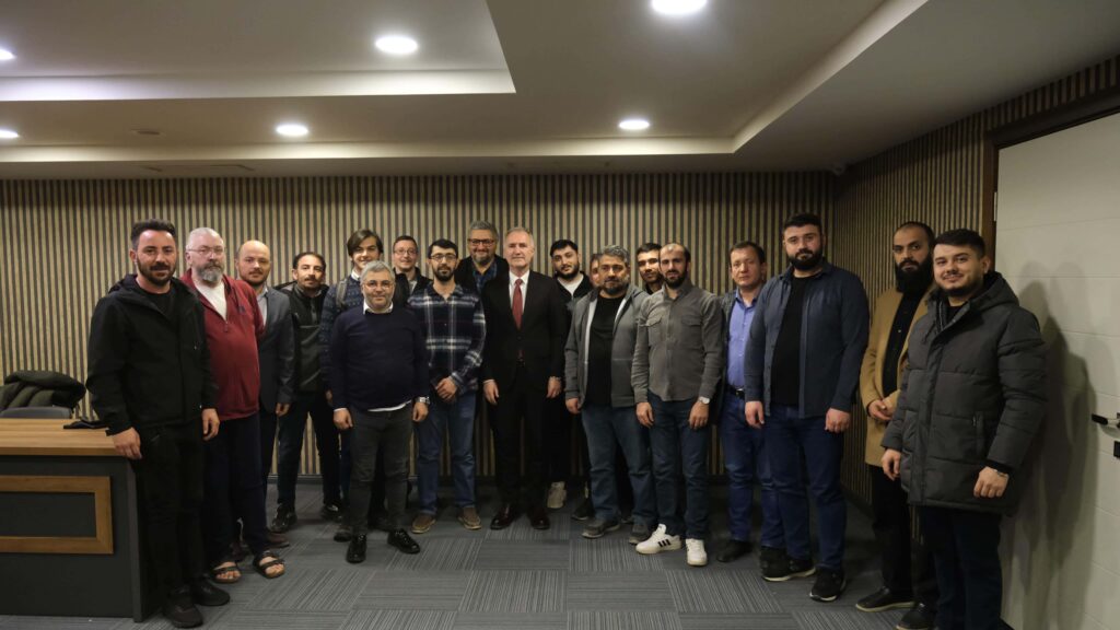 İnegöl Belediye Başkanı Alper Taban, 10 Ocak Çalışan Gazeteciler Günü kapsamında İnegöl’deki basın kuruluşlarında görev yapan gazetecilerle bir araya geldi. Başkan Taban 10 Ocak Gazeteciler Gününü kutladı.