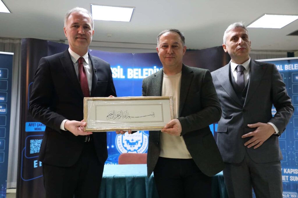 Genç Bakış programları kapsamında Zeki Konukoğlu Anadolu Lisesi öğrencileriyle bir araya gelen Belediye Başkanı Alper Taban, “Ben bu şehirde yaşayan her bireyin şehir adına bir fikri olmasını, o fikirlerini, varsa eleştirilerini, öneri ve tavsiyelerini de bizlere ulaştırmasını istiyorum” dedi.