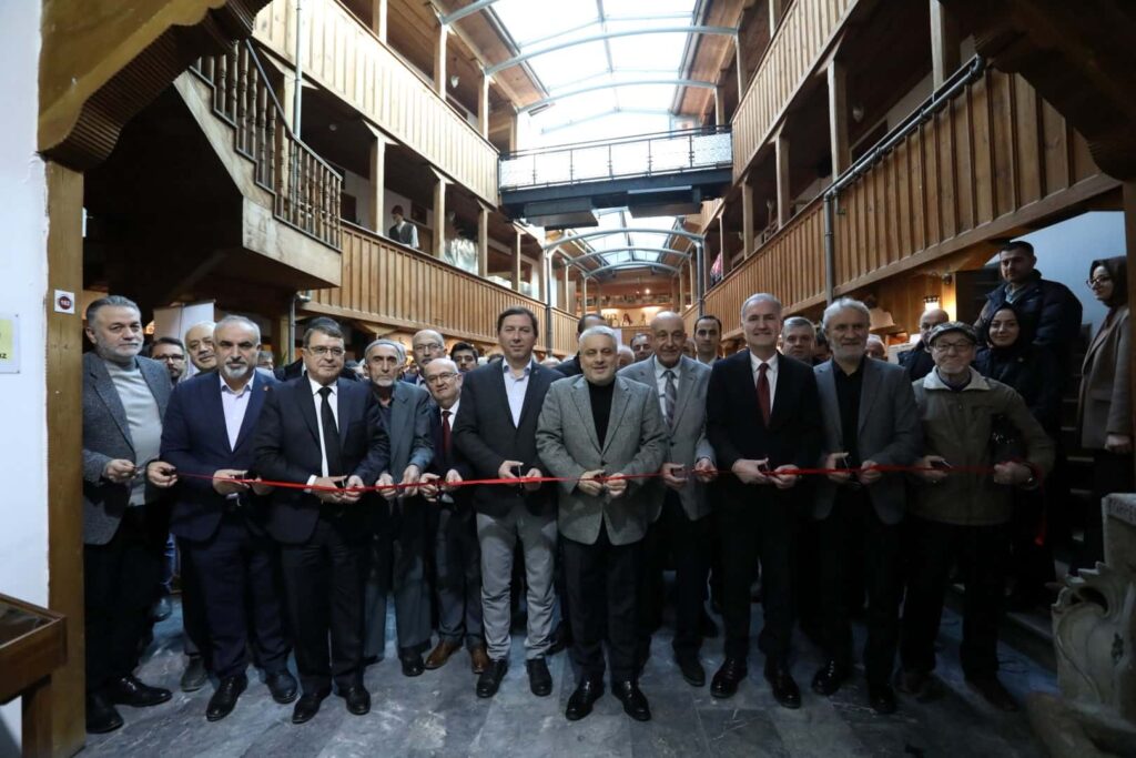 İnegöl Belediyesi Kent Müzesi’nin kuruluşunun 16’ncı yılı ve İnegöl Mobilyacılar Odasının kuruluşunun 60’ıncı yılına özel iki kurum iş birliğinde hazırlanan “Ustalara Saygı” isimli sergi, bugün düzenlenen törenle açıldı.