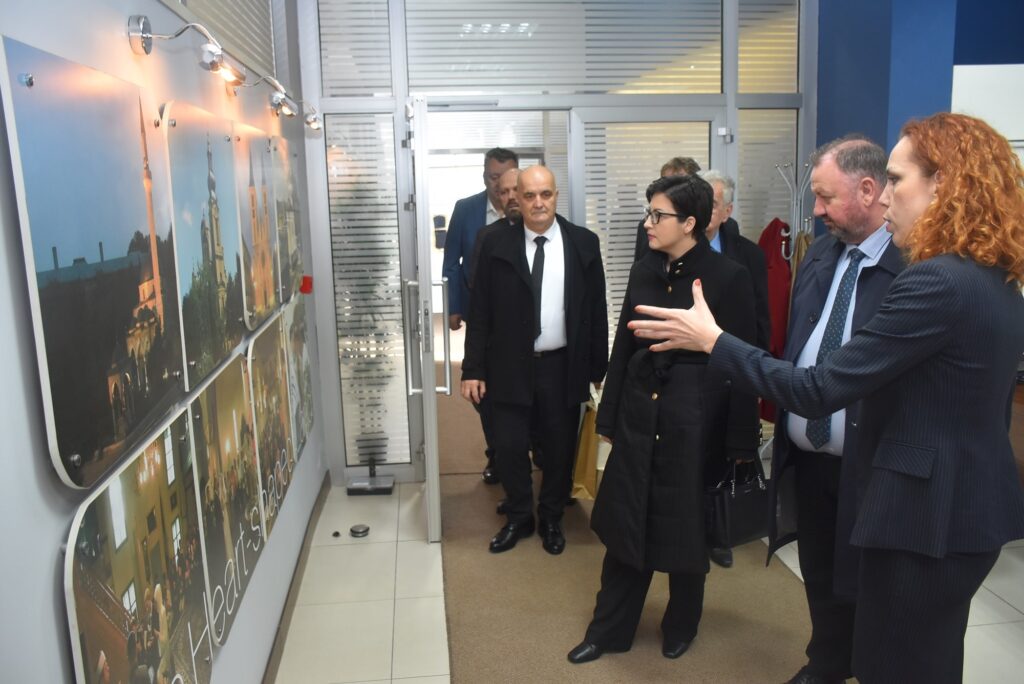 Bir dizi programa katılmak üzere Bursa’ya gelen Bosna Hersek Zenica Doboy Kantonu Ekonomi Bakanı Samir Šibonjić ve beraberindeki heyet Bursa Bosna Hersek Fahri Konsolosluğu’nu ziyaret etti.