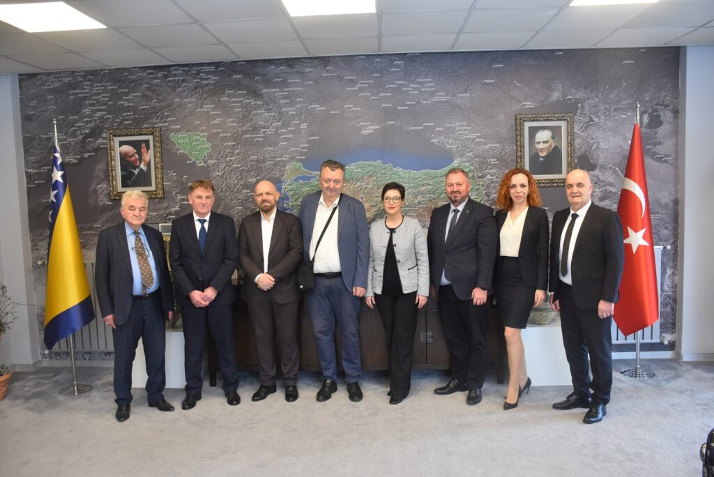 Bir dizi programa katılmak üzere Bursa’ya gelen Bosna Hersek Zenica Doboy Kantonu Ekonomi Bakanı Samir Šibonjić ve beraberindeki heyet Bursa Bosna Hersek Fahri Konsolosluğu’nu ziyaret etti.