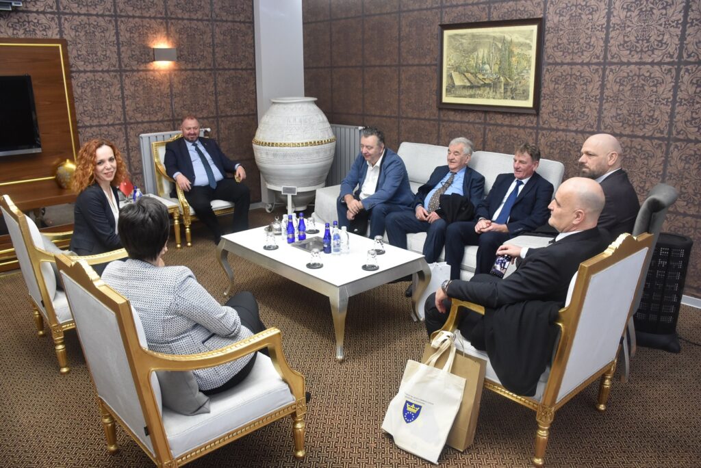 Bir dizi programa katılmak üzere Bursa’ya gelen Bosna Hersek Zenica Doboy Kantonu Ekonomi Bakanı Samir Šibonjić ve beraberindeki heyet Bursa Bosna Hersek Fahri Konsolosluğu’nu ziyaret etti.