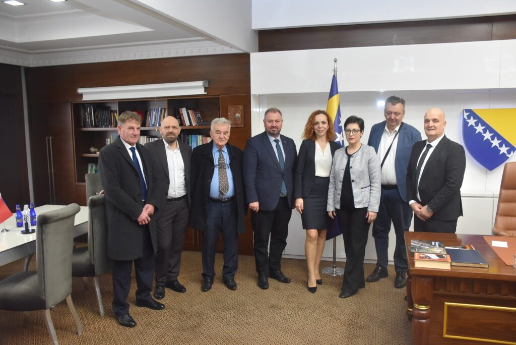 Bir dizi programa katılmak üzere Bursa’ya gelen Bosna Hersek Zenica Doboy Kantonu Ekonomi Bakanı Samir Šibonjić ve beraberindeki heyet Bursa Bosna Hersek Fahri Konsolosluğu’nu ziyaret etti.