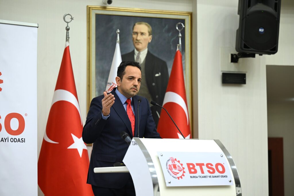 Bursa Ticaret ve Sanayi Odası (BTSO) iş dünyasına rehberlik eden çalışmalarına bir yenisini daha ekledi. Bursa’da ticaretin kalbini oluşturan ‘Tarihi Çarşı ve Hanlar Bölgesi’nin dijital dönüşümü için çalışmalarına hız veren BTSO, bölge esnafını küresel vitrine taşımak amacıyla e-ticaret eğitim programları hazırladı.