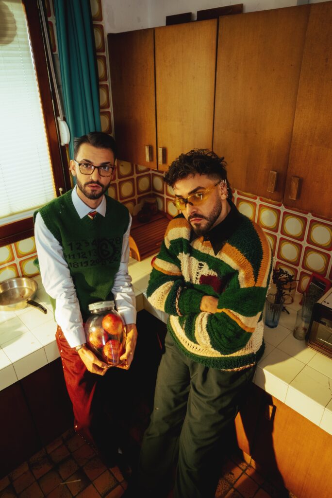 Türk rap sahnesinin popüler isimlerinden Sefo, genç ve yetenekli rapçi Jako ile iş birliği yaparak dinleyicilere yepyeni bir şarkı sundu. “Nar” isimli bu parça, eğlenceli ve rahatlatıcı (chill) atmosferiyle şimdiden müzikseverlerin beğenisini toplamaya başladı.