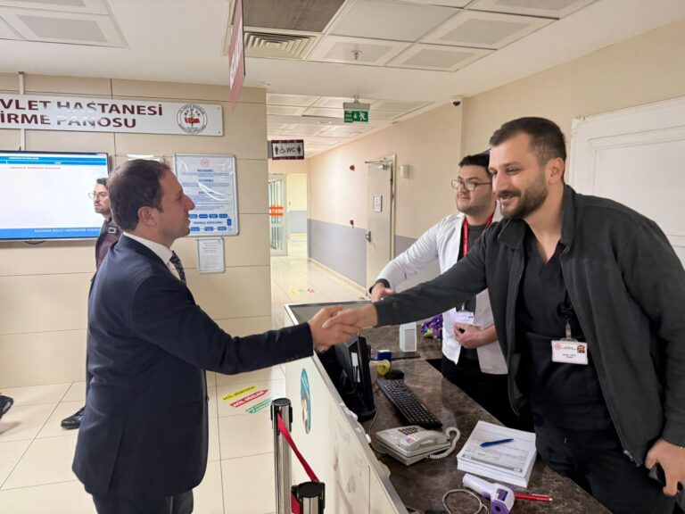 AK Parti Bursa Milletvekili ve TBMM Plan Bütçe Komisyonu Üyesi Ahmet Kılıç, yılbaşı gecesi görev yapan polis ekiplerini, hastaneleri ve taksi duraklarını ziyaret etti.