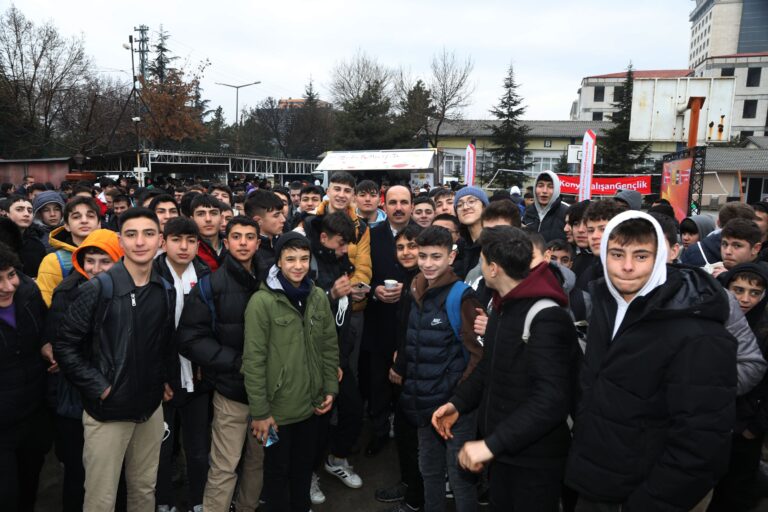 Konya Büyükşehir Belediyesi, üniversite öğrencisi gençlere yönelik çok sayıda proje yürütüyor. Konya Büyükşehir Belediye Başkanı Uğur İbrahim Altay, gençlerin potansiyelini en üst düzeyde kullanmalarına destek vererek kendilerini geliştirmelerine imkan tanımak için çeşitli projeler yürüttüklerini belirtti.