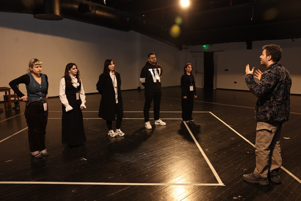 Nilüfer Kent Tiyatrosu’nun gençler için düzenlediği “Genç NKT” projesinde yeni dönemde yer alacak gençler yapılan uygulamalı sınavla belirlendi. Ekibe seçilen 26 genç, 5 ay boyunca alacakları eğitim kapsamında bir tiyatro oyununun sahnelenmesi sürecine de yakından tanıklık edecekler. 