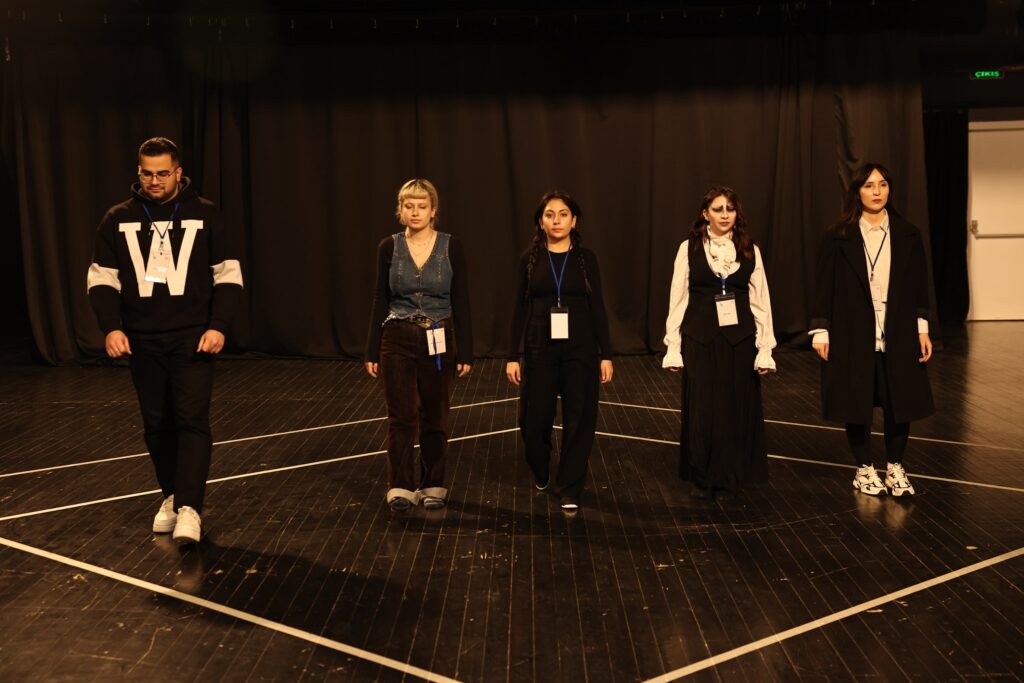 Nilüfer Kent Tiyatrosu’nun gençler için düzenlediği “Genç NKT” projesinde yeni dönemde yer alacak gençler yapılan uygulamalı sınavla belirlendi. Ekibe seçilen 26 genç, 5 ay boyunca alacakları eğitim kapsamında bir tiyatro oyununun sahnelenmesi sürecine de yakından tanıklık edecekler. 