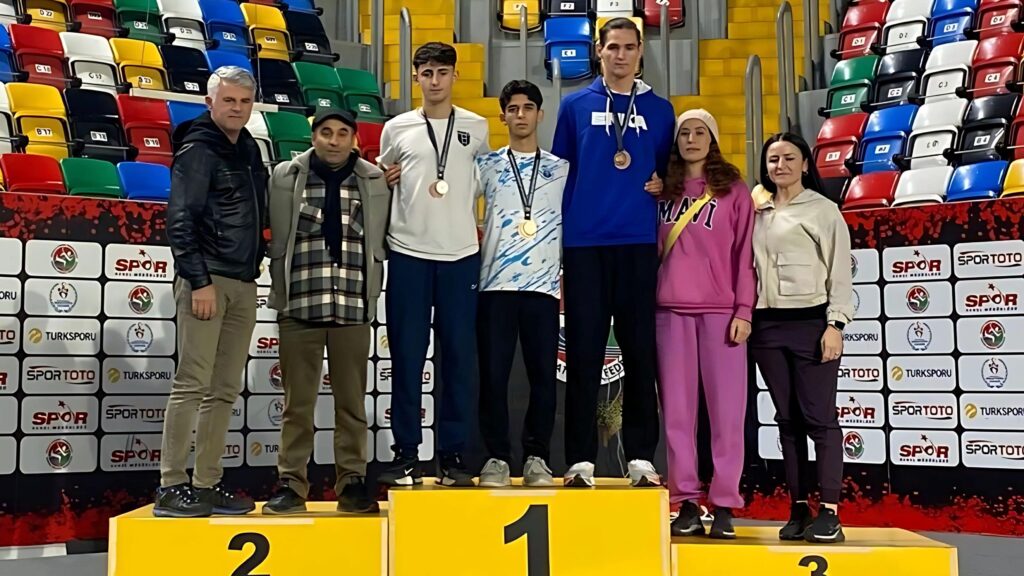 Gemlik Belediyespor, başarılarına her gün bir yenisini ekliyor. Salon sporlarında adını sıkça duyuran Gemlik Belediyespor, 11-12 Ocak 2025 tarihlerinde Türkiye Atletizm Federasyonu tarafından İstanbul Ataköy Atletizm Salonu’nda düzenlenen U18-U20 Komple Atlet Ligi 1. Kademe ve Çoklu Branşlar Türkiye Şampiyonası’nda U18 Erkekler ve U20 Kadınlar Heptatlon kategorilerinde birinci olarak altın madalya kazandı.