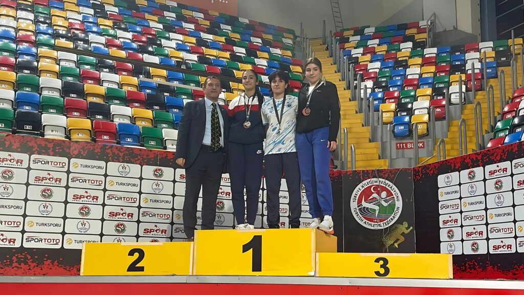 Gemlik Belediyespor, başarılarına her gün bir yenisini ekliyor. Salon sporlarında adını sıkça duyuran Gemlik Belediyespor, 11-12 Ocak 2025 tarihlerinde Türkiye Atletizm Federasyonu tarafından İstanbul Ataköy Atletizm Salonu’nda düzenlenen U18-U20 Komple Atlet Ligi 1. Kademe ve Çoklu Branşlar Türkiye Şampiyonası’nda U18 Erkekler ve U20 Kadınlar Heptatlon kategorilerinde birinci olarak altın madalya kazandı.