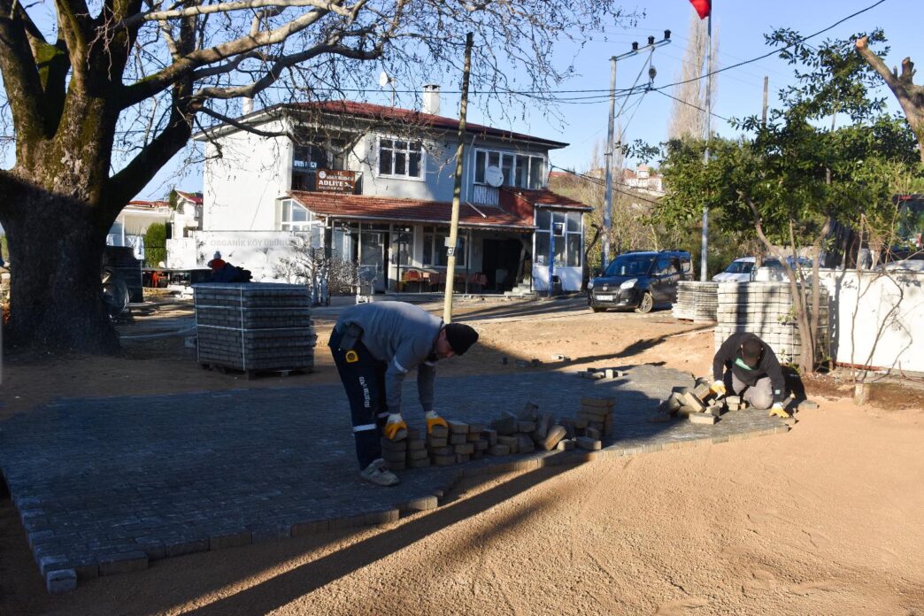 Gemlik Belediyesi, kırsal ve merkez mahallelerde ulaşımı daha konforlu hale getirmek amacıyla yol, taş parke ve kaldırım çalışmalarına devam ediyor. Geçtiğimiz günlerde Orhaniye Mahallesi'nde başlatılan çalışmalar, ihtiyaç duyulan sokaklarda hızla sürdürülüyor. Fen İşleri Müdürlüğü ekipleri, Bakır Sokak’ta taş parke döşeme ve kaldırım yapımını tamamladı. Mahalle Muhtarı Atilla Kökçam da yapılan çalışmaları yerinde inceleyerek denetledi.