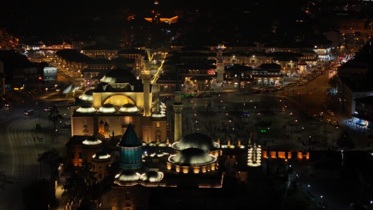 Konya Valisi İbrahim Akın ve Konya Büyükşehir Belediye Başkanı Uğur İbrahim Altay, mübarek Regaip Kandili’nde Sultan Selim Camii'nde Konyalılarla bir araya geldi.