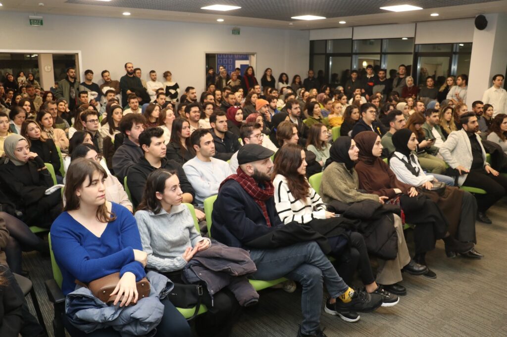Mimarlar Odası Bursa Şubesi, sektörün önde gelen isimlerini üyeleriyle buluşturmaya devam ediyor.  Mimarlık mesleğinin tanınan isimlerinden FS Mimarlık kurucusu Sedat Bayrak, Mimarlar Odası Bursa Şubesi üyeleriyle mesleki tecrübelerini paylaştı.
