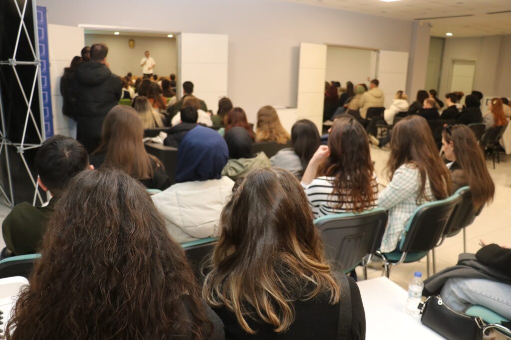 Mimarlar Odası Bursa Şubesi, sektörün önde gelen isimlerini üyeleriyle buluşturmaya devam ediyor.  Mimarlık mesleğinin tanınan isimlerinden FS Mimarlık kurucusu Sedat Bayrak, Mimarlar Odası Bursa Şubesi üyeleriyle mesleki tecrübelerini paylaştı.