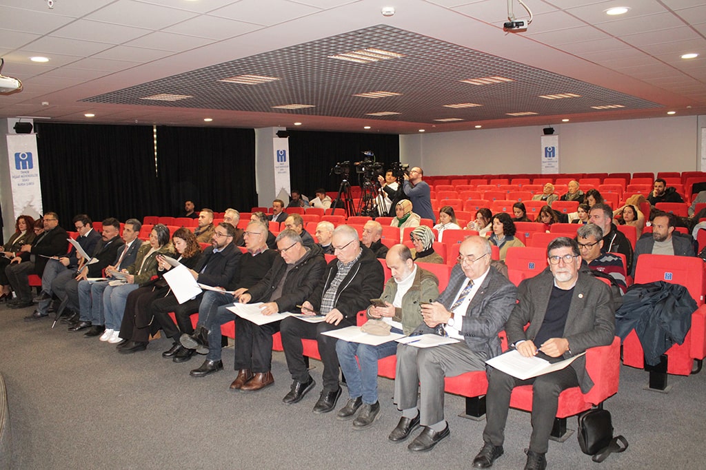 İnşaat Mühendisleri Odası (İMO) Bursa Şubesi Yönetim Kurulu Başkanı Serdar Atilla Erdem, kaçak yapılaşma ve kentsel dönüşüm sorunları ile ilgili gerçekleştirilen basın toplantısında Bursa’da kaçak yapılaşma ile mücadelenin yeterli olmadığını belirterek, “İmarsız alanlarımıza yapılan kaçak yapılaşma bir tarafa, imarlı olan alanlardaki ruhsatlı sanayi ve konutlarımızın da kaçak olmaya evrilmiş ve bunların da kabul edilir olmuş bir Bursa’da hangi kaçak yapı ile mücadeleden bahsediyoruz?” dedi.