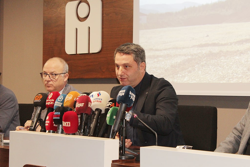 İnşaat Mühendisleri Odası (İMO) Bursa Şubesi Yönetim Kurulu Başkanı Serdar Atilla Erdem, kaçak yapılaşma ve kentsel dönüşüm sorunları ile ilgili gerçekleştirilen basın toplantısında Bursa’da kaçak yapılaşma ile mücadelenin yeterli olmadığını belirterek, “İmarsız alanlarımıza yapılan kaçak yapılaşma bir tarafa, imarlı olan alanlardaki ruhsatlı sanayi ve konutlarımızın da kaçak olmaya evrilmiş ve bunların da kabul edilir olmuş bir Bursa’da hangi kaçak yapı ile mücadeleden bahsediyoruz?” dedi.