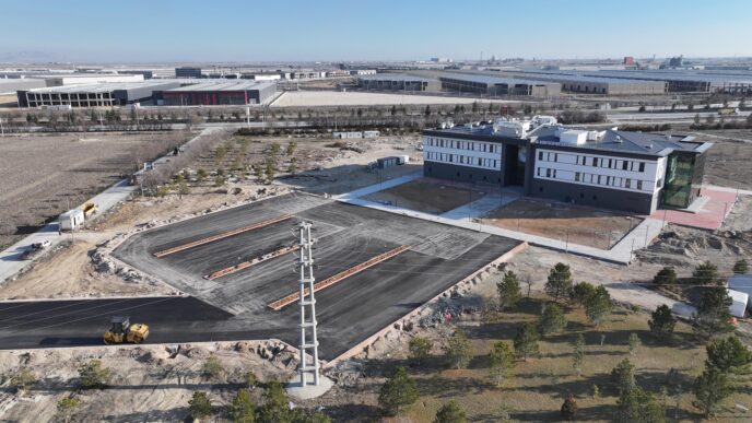 Konya Büyükşehir Belediyesi tarafından Konyaspor’a kazandırılan yeni Kayacık Tesisleri’ndeki otopark zemin asfaltının yapımı tamamlandı.