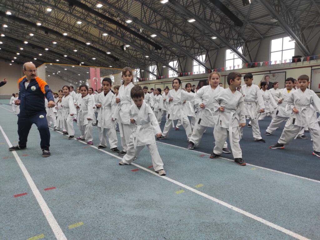 Osmangazi Belediye Spor Kulübü tarafından genç sporcuların teknik ve taktik açıdan gelişimlerine katkıda bulunmak amacıyla Karate Eğitim Semineri düzenlendi.