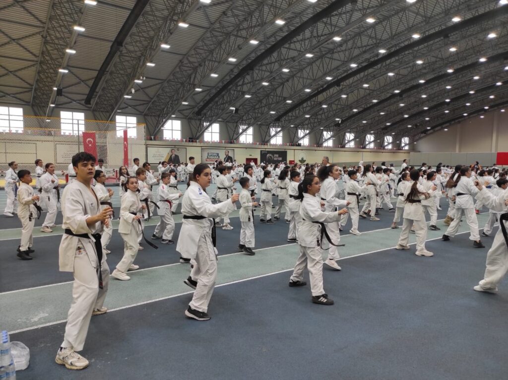 Osmangazi Belediye Spor Kulübü tarafından genç sporcuların teknik ve taktik açıdan gelişimlerine katkıda bulunmak amacıyla Karate Eğitim Semineri düzenlendi.