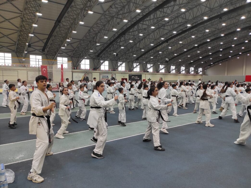 Osmangazi Belediye Spor Kulübü tarafından genç sporcuların teknik ve taktik açıdan gelişimlerine katkıda bulunmak amacıyla Karate Eğitim Semineri düzenlendi.