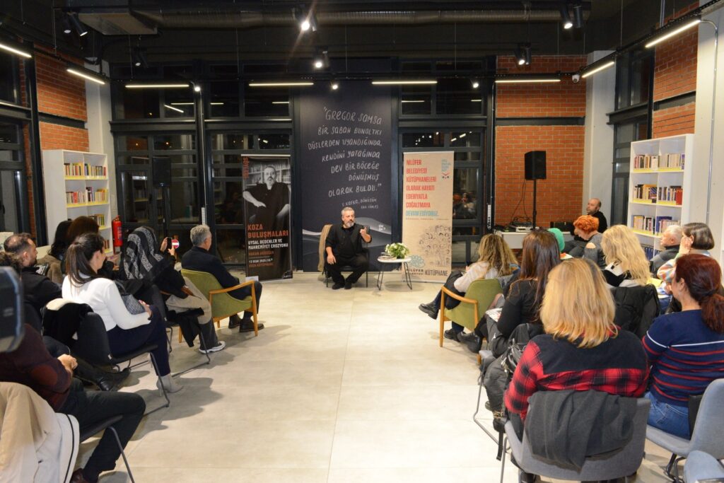 Nilüfer Belediyesi’nin düzenlediği Koza Buluşmaları’nın 2025 yılındaki ilk konuğu, ödüllü yazar Hakan Akdoğan oldu. Akdoğan, “Uysal Bedenler ve Mahremiyet Erozyonu” başlıklı söyleşisinde kimlik, iktidar ve mahremiyet üzerine değerlendirmelerde bulundu.